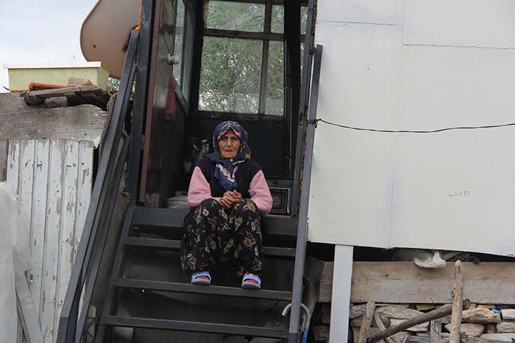 Eskişehir'de yaşayan ve bir asrı geride bırakan Ayşe Küçükyılmaz, tam yaşını kendisi bile bilmiyor. Çocukları ve eşi ölen Ayşe Nine, "Yılan girdi karnıma ölmedim, Allah üzerinizden ırak etsin. Hastalığa yakalandım herkesler öldü ama ben ölmedim. Ömür bitmeyince kimse ölmüyor" dedi.