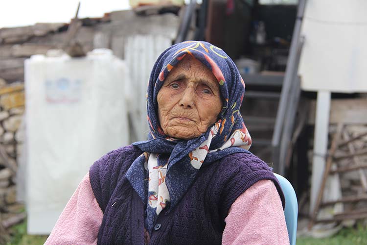 Eskişehir'de yaşayan ve bir asrı geride bırakan Ayşe Küçükyılmaz, tam yaşını kendisi bile bilmiyor. Çocukları ve eşi ölen Ayşe Nine, "Yılan girdi karnıma ölmedim, Allah üzerinizden ırak etsin. Hastalığa yakalandım herkesler öldü ama ben ölmedim. Ömür bitmeyince kimse ölmüyor" dedi.