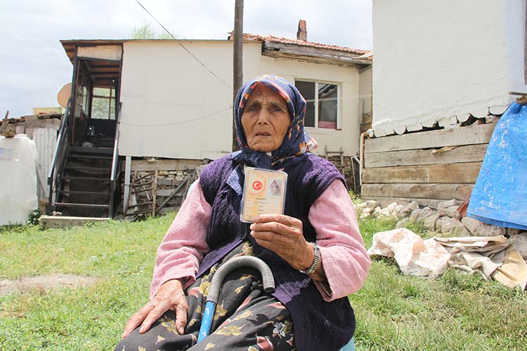 Eskişehir'de yaşayan ve bir asrı geride bırakan Ayşe Küçükyılmaz, tam yaşını kendisi bile bilmiyor. Çocukları ve eşi ölen Ayşe Nine, "Yılan girdi karnıma ölmedim, Allah üzerinizden ırak etsin. Hastalığa yakalandım herkesler öldü ama ben ölmedim. Ömür bitmeyince kimse ölmüyor" dedi.