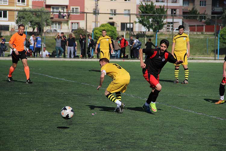 Eskişehir’in Tepebaşı ilçesine bağlı Yeşiltepe Mahallesi Muhtarı Meryem Kuş Açıkgöz, 2 yıl önce kurduğu takımı hiç kimseden maddi destek almadan bir üst lige taşıdı.