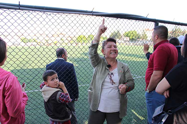 Eskişehir’in Tepebaşı ilçesine bağlı Yeşiltepe Mahallesi Muhtarı Meryem Kuş Açıkgöz, 2 yıl önce kurduğu takımı hiç kimseden maddi destek almadan bir üst lige taşıdı.