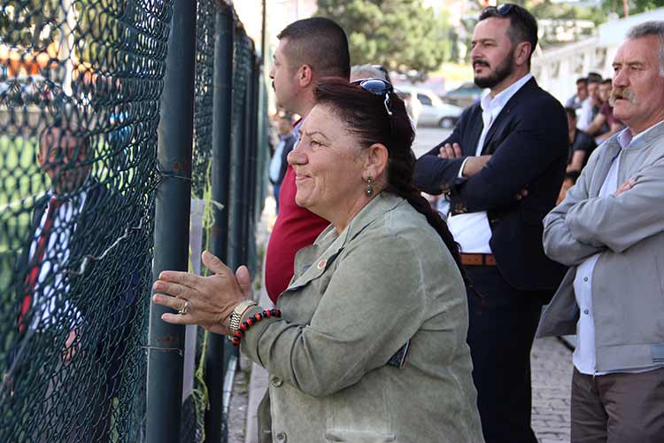 Eskişehir’in Tepebaşı ilçesine bağlı Yeşiltepe Mahallesi Muhtarı Meryem Kuş Açıkgöz, 2 yıl önce kurduğu takımı hiç kimseden maddi destek almadan bir üst lige taşıdı.