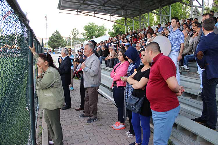 Eskişehir’in Tepebaşı ilçesine bağlı Yeşiltepe Mahallesi Muhtarı Meryem Kuş Açıkgöz, 2 yıl önce kurduğu takımı hiç kimseden maddi destek almadan bir üst lige taşıdı.