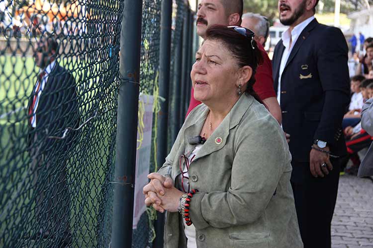 Eskişehir’in Tepebaşı ilçesine bağlı Yeşiltepe Mahallesi Muhtarı Meryem Kuş Açıkgöz, 2 yıl önce kurduğu takımı hiç kimseden maddi destek almadan bir üst lige taşıdı.