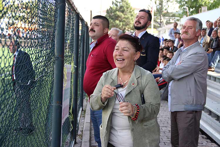 Eskişehir’in Tepebaşı ilçesine bağlı Yeşiltepe Mahallesi Muhtarı Meryem Kuş Açıkgöz, 2 yıl önce kurduğu takımı hiç kimseden maddi destek almadan bir üst lige taşıdı.