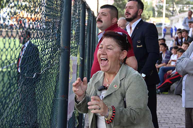 Eskişehir’in Tepebaşı ilçesine bağlı Yeşiltepe Mahallesi Muhtarı Meryem Kuş Açıkgöz, 2 yıl önce kurduğu takımı hiç kimseden maddi destek almadan bir üst lige taşıdı.