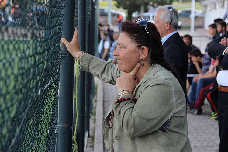 Eskişehir’in Tepebaşı ilçesine bağlı Yeşiltepe Mahallesi Muhtarı Meryem Kuş Açıkgöz, 2 yıl önce kurduğu takımı hiç kimseden maddi destek almadan bir üst lige taşıdı.