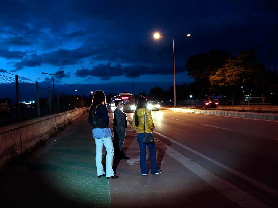 Eskişehir Büyükşehir Belediyesi, toplu taşıma otobüslerine binen kadın yolcuların, 22.00-24.00 saatlerinde durak beklemeden güzergahta istedikleri yerde inebilmesine imkan sağlayan projeyi başlattı.