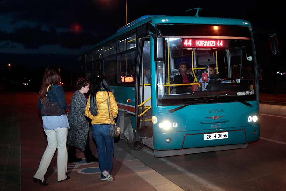 Eskişehir Büyükşehir Belediyesi, toplu taşıma otobüslerine binen kadın yolcuların, 22.00-24.00 saatlerinde durak beklemeden güzergahta istedikleri yerde inebilmesine imkan sağlayan projeyi başlattı.