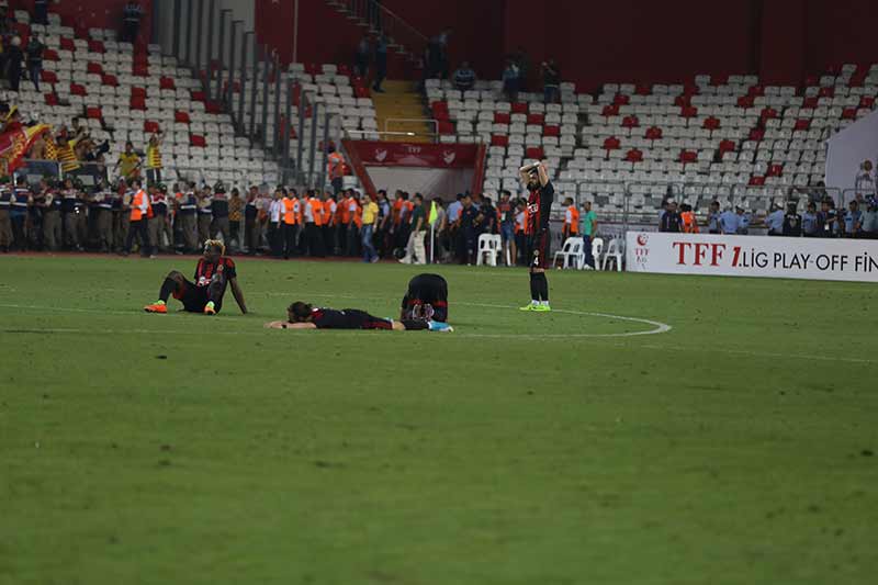 Son haftalarda şampiyonluğu Sivas ve Malatya’ya kaptıran, anormal şartlarda mücadele eden Şimşekler son olarak Göztepe’ye boğun eğdi, Süper Lig’e yükselemedi.