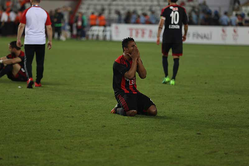 Son haftalarda şampiyonluğu Sivas ve Malatya’ya kaptıran, anormal şartlarda mücadele eden Şimşekler son olarak Göztepe’ye boğun eğdi, Süper Lig’e yükselemedi.