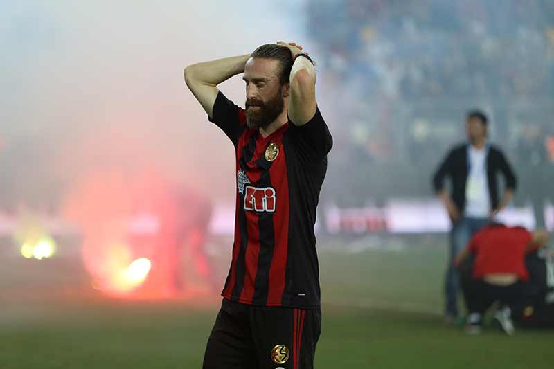 Son haftalarda şampiyonluğu Sivas ve Malatya’ya kaptıran, anormal şartlarda mücadele eden Şimşekler son olarak Göztepe’ye boğun eğdi, Süper Lig’e yükselemedi.