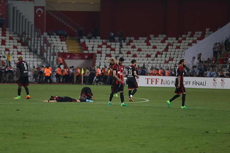 Son haftalarda şampiyonluğu Sivas ve Malatya’ya kaptıran, anormal şartlarda mücadele eden Şimşekler son olarak Göztepe’ye boğun eğdi, Süper Lig’e yükselemedi.