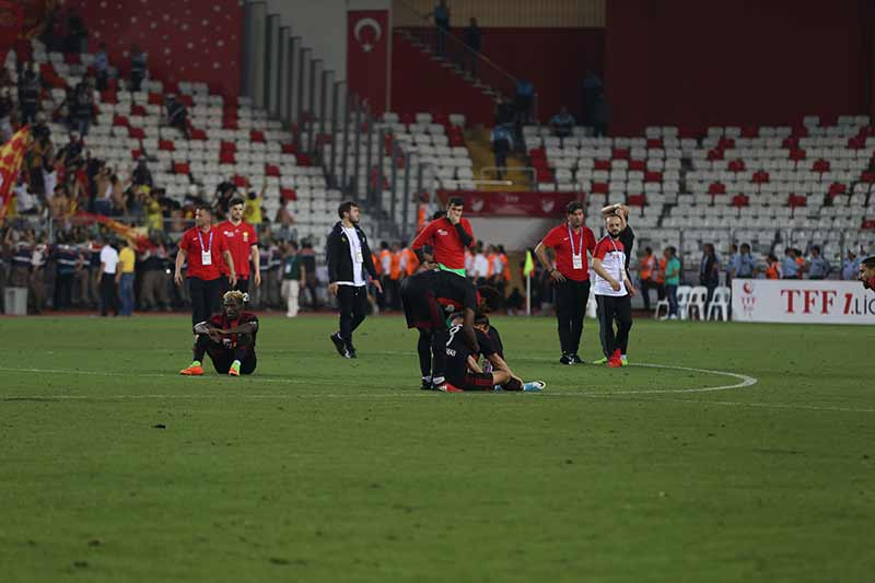 Son haftalarda şampiyonluğu Sivas ve Malatya’ya kaptıran, anormal şartlarda mücadele eden Şimşekler son olarak Göztepe’ye boğun eğdi, Süper Lig’e yükselemedi.