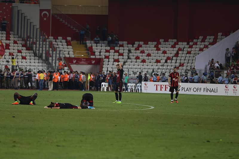 Son haftalarda şampiyonluğu Sivas ve Malatya’ya kaptıran, anormal şartlarda mücadele eden Şimşekler son olarak Göztepe’ye boğun eğdi, Süper Lig’e yükselemedi.