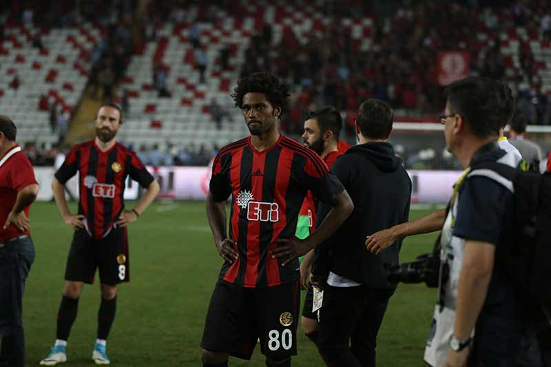 Son haftalarda şampiyonluğu Sivas ve Malatya’ya kaptıran, anormal şartlarda mücadele eden Şimşekler son olarak Göztepe’ye boğun eğdi, Süper Lig’e yükselemedi.