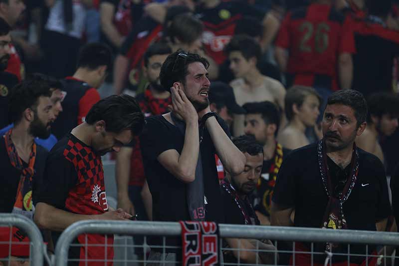 Son haftalarda şampiyonluğu Sivas ve Malatya’ya kaptıran, anormal şartlarda mücadele eden Şimşekler son olarak Göztepe’ye boğun eğdi, Süper Lig’e yükselemedi.