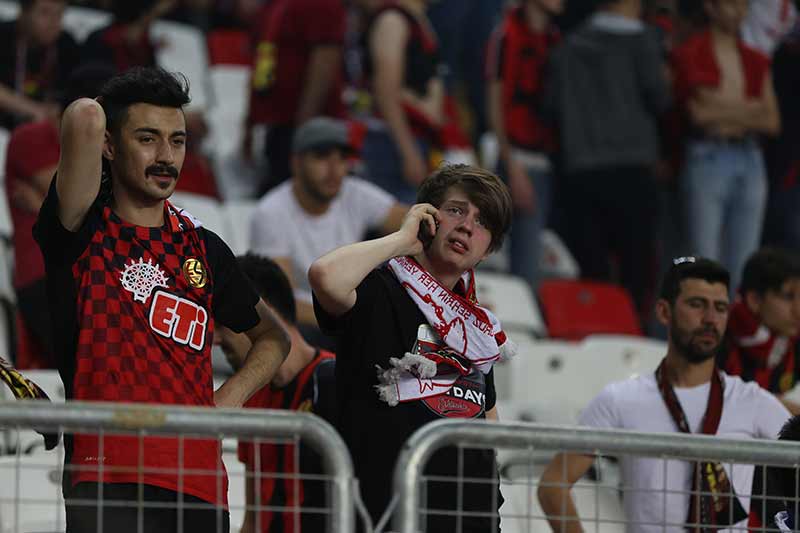 Son haftalarda şampiyonluğu Sivas ve Malatya’ya kaptıran, anormal şartlarda mücadele eden Şimşekler son olarak Göztepe’ye boğun eğdi, Süper Lig’e yükselemedi.