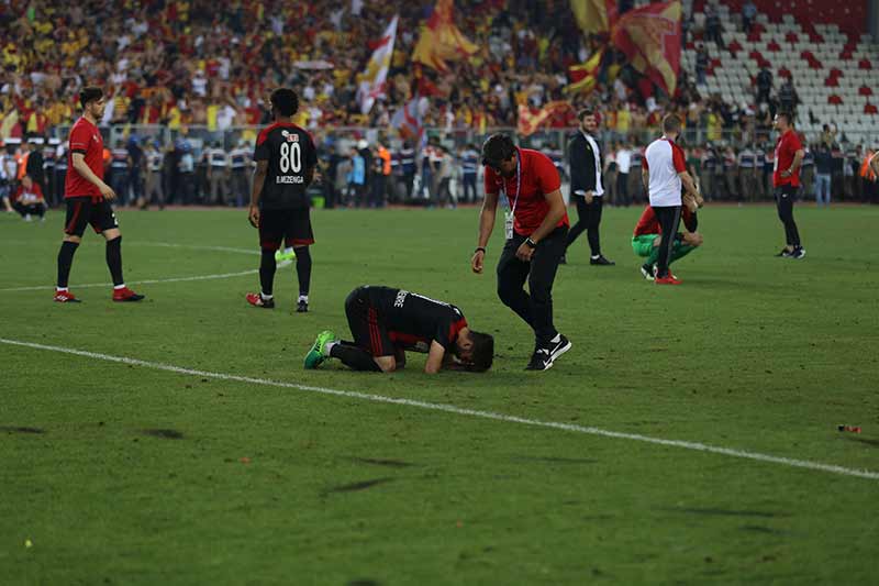 Son haftalarda şampiyonluğu Sivas ve Malatya’ya kaptıran, anormal şartlarda mücadele eden Şimşekler son olarak Göztepe’ye boğun eğdi, Süper Lig’e yükselemedi.