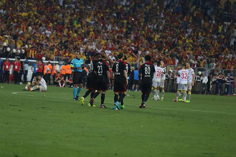 Son haftalarda şampiyonluğu Sivas ve Malatya’ya kaptıran, anormal şartlarda mücadele eden Şimşekler son olarak Göztepe’ye boğun eğdi, Süper Lig’e yükselemedi.