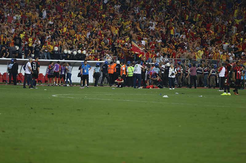 Son haftalarda şampiyonluğu Sivas ve Malatya’ya kaptıran, anormal şartlarda mücadele eden Şimşekler son olarak Göztepe’ye boğun eğdi, Süper Lig’e yükselemedi.