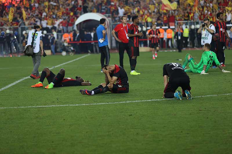 Son haftalarda şampiyonluğu Sivas ve Malatya’ya kaptıran, anormal şartlarda mücadele eden Şimşekler son olarak Göztepe’ye boğun eğdi, Süper Lig’e yükselemedi.