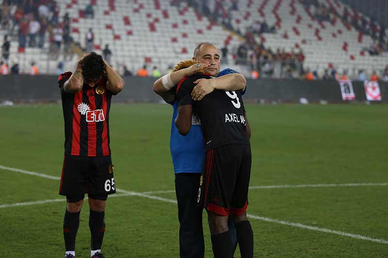 Son haftalarda şampiyonluğu Sivas ve Malatya’ya kaptıran, anormal şartlarda mücadele eden Şimşekler son olarak Göztepe’ye boğun eğdi, Süper Lig’e yükselemedi.