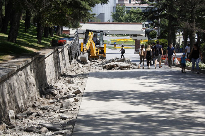 Eskişehir Anadolu Üniversitesi kampüslerindeki altyapı ve üstyapı çalışmaları hız kesmeden devam ediyor. 