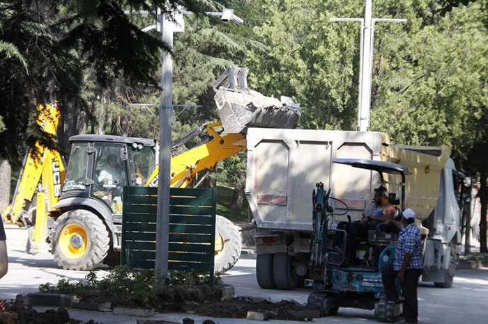 Eskişehir Anadolu Üniversitesi kampüslerindeki altyapı ve üstyapı çalışmaları hız kesmeden devam ediyor. 