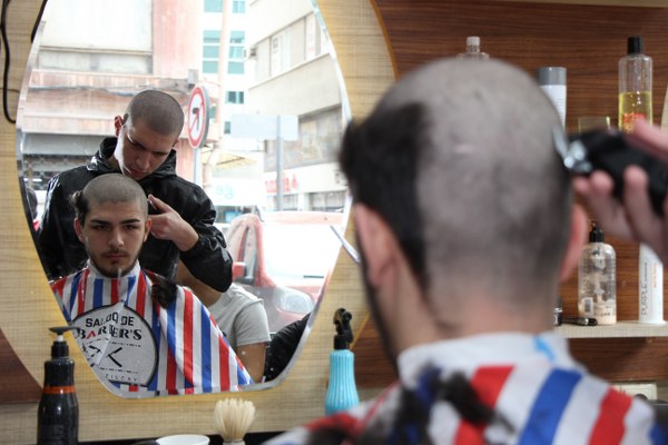 Eskişehir’de yaklaşık yirmi genç, lenfoma hastalığına yakalanan ve kemoterapi nedeniyle saçlarını kazıtan arkadaşları Hakan Ayvaz’a destek için saçlarını kazıttı. 