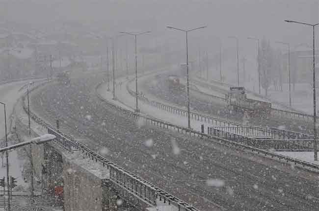   Trafik akışı kontrollü olarak sağlanırken trafik ekipleri ve kara yolları ekiplerinin etkili çalışması ile yol araç geçişine açıldı.