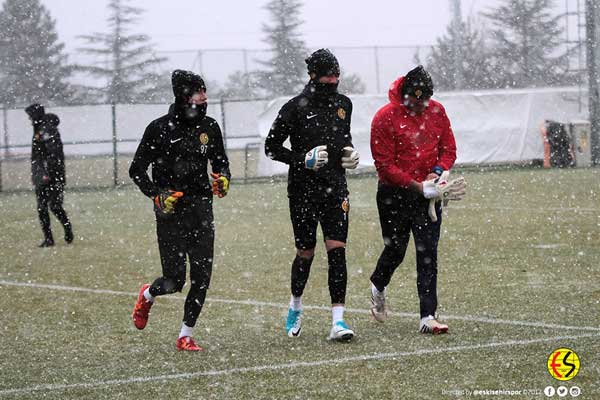 Eskişehirspor yoğun kar yağışı altında çalıştı...