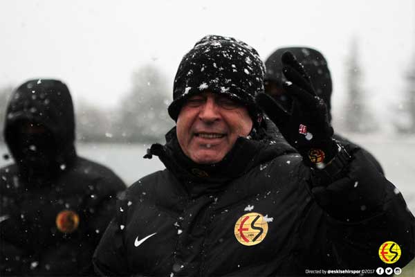 Eskişehirspor yoğun kar yağışı altında çalıştı...