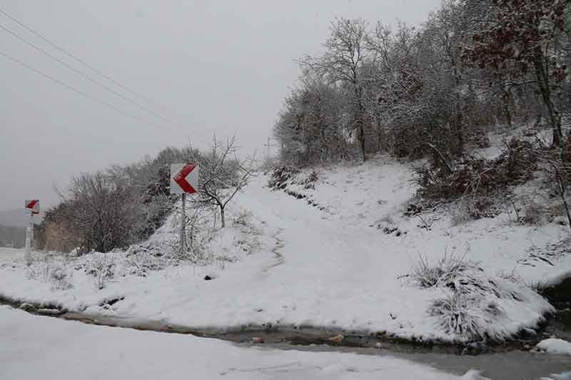 Eskişehir’in yüksek kesimlerinde sabah saatlerinde etkili olan şiddetli kar yağışı nedeniyle beyaza bürünen yollar ve ağaçlık alanlar drone ile havadan görüntülendi.