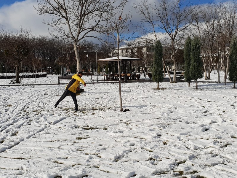 Eskişehir'de kar yağışı sebebiyle okulların tatil edilmesini fırsat bilen öğrenciler, beyaz örtünün tadını doyasıya çıkardı. 