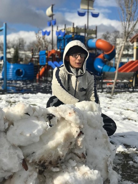 Eskişehir'de kar yağışı sebebiyle okulların tatil edilmesini fırsat bilen öğrenciler, beyaz örtünün tadını doyasıya çıkardı. 