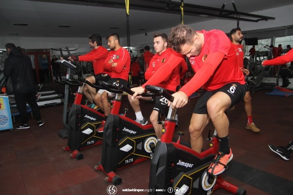 Eskişehir’de dün sabah saatlerinde başlayan etkili kar yağışı Eskişehirspor’u da etkiledi. 