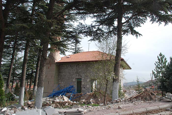 İlk hutbenin okunarak Osmanlı Devletinin kuruluşunun dünyaya ilan edildiği Eskişehir'deki Karacaşehir Camii’nin duvarının bir bölümü restorasyon çalışması esnasında çöktü.