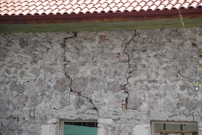 İlk hutbenin okunarak Osmanlı Devletinin kuruluşunun dünyaya ilan edildiği Eskişehir'deki Karacaşehir Camii’nin duvarının bir bölümü restorasyon çalışması esnasında çöktü.