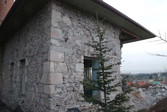 İlk hutbenin okunarak Osmanlı Devletinin kuruluşunun dünyaya ilan edildiği Eskişehir'deki Karacaşehir Camii’nin duvarının bir bölümü restorasyon çalışması esnasında çöktü.