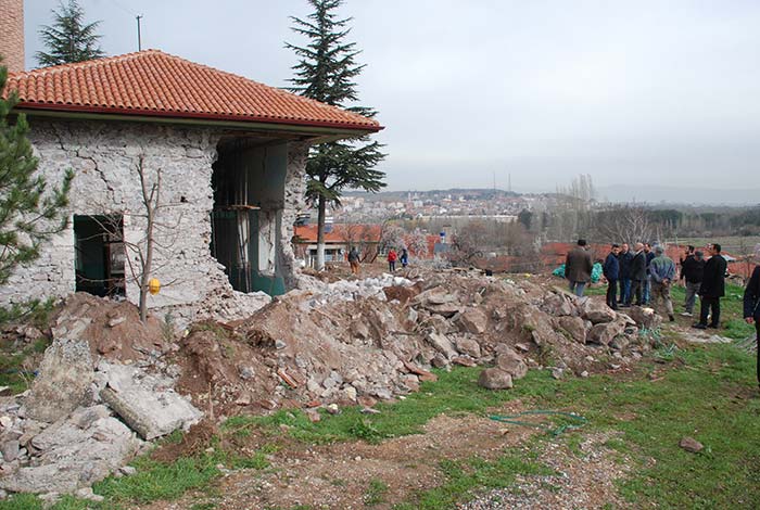 İlk hutbenin okunarak Osmanlı Devletinin kuruluşunun dünyaya ilan edildiği Eskişehir'deki Karacaşehir Camii’nin duvarının bir bölümü restorasyon çalışması esnasında çöktü.