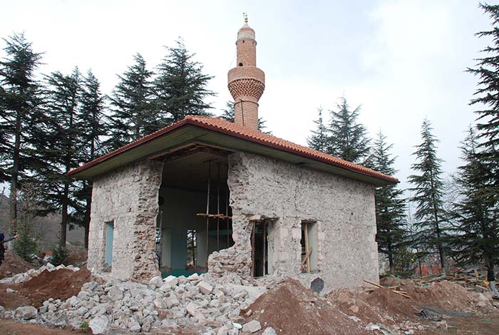 İlk hutbenin okunarak Osmanlı Devletinin kuruluşunun dünyaya ilan edildiği Eskişehir'deki Karacaşehir Camii’nin duvarının bir bölümü restorasyon çalışması esnasında çöktü.