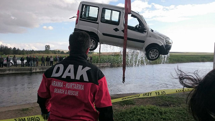 Eskişehir'in Çifteler ilçesinde sulama kanalına devrilen hafif ticari aracın şoförü ve eşi olay yerinde hayatını kaybetti.