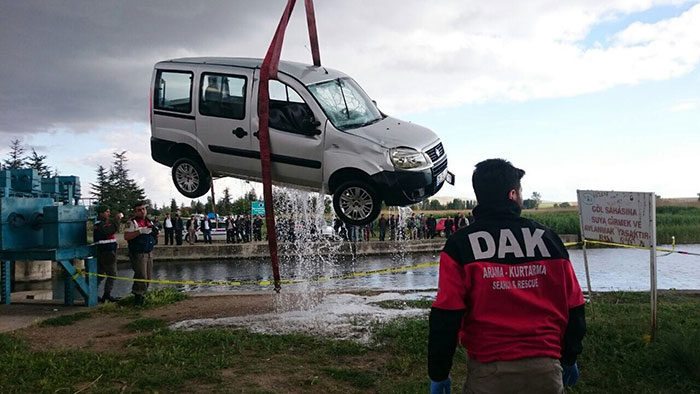 Eskişehir'in Çifteler ilçesinde sulama kanalına devrilen hafif ticari aracın şoförü ve eşi olay yerinde hayatını kaybetti.