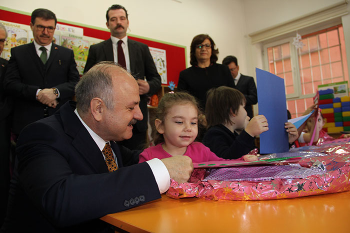 Eskişehir Valisi Özdemir Çakacak, Yunus Emre İlkokulu’nu ziyaret ederek öğrencilere karnelerini dağıttı. 