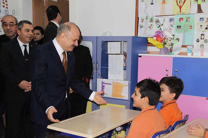 Eskişehir Valisi Özdemir Çakacak, Yunus Emre İlkokulu’nu ziyaret ederek öğrencilere karnelerini dağıttı. 