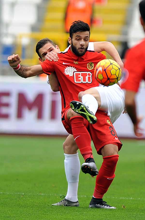 Spor Toto Süper Lig'de 22. hafta maçında Kasımpaşa kendi sahasında ligde kalma mücadelesi veren Eskişehirspor'u 2-1 yendi.