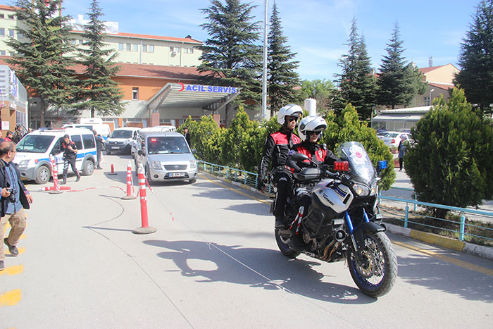 Eskişehir Osmangazi Üniversitesi Eğitim Fakültesinde 4 kişiyi öldüren öğretim görevlisi Volkan Bayar ile eşi Saadet Aylin Bayar sağlık kontrolünün ardından adliyeye sevk edildi. 