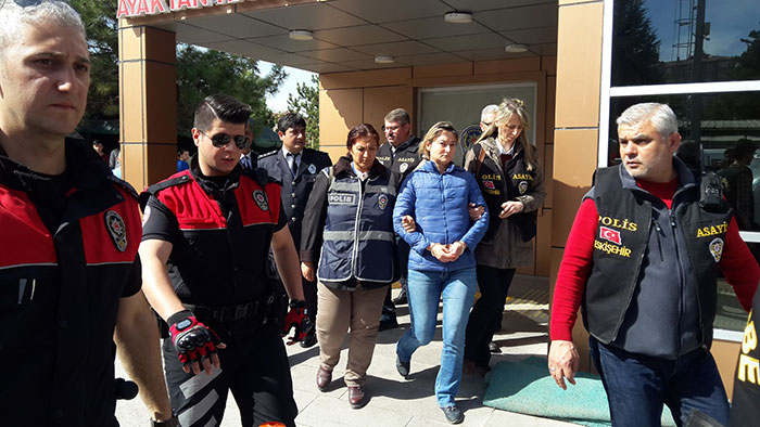 Eskişehir Osmangazi Üniversitesi Eğitim Fakültesinde 4 kişiyi öldüren öğretim görevlisi Volkan Bayar ile eşi Saadet Aylin Bayar sağlık kontrolünün ardından adliyeye sevk edildi. 