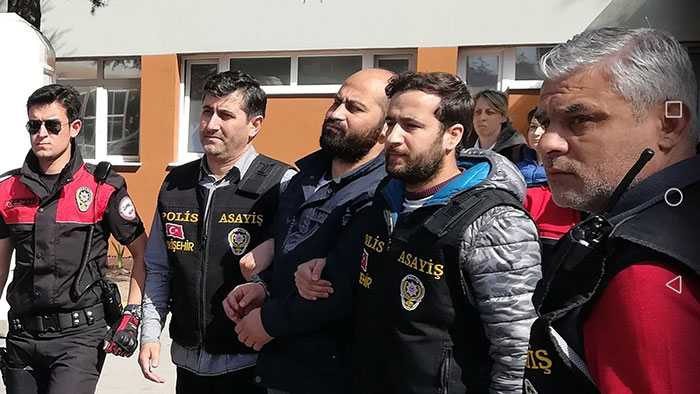 Eskişehir Osmangazi Üniversitesi Eğitim Fakültesinde 4 kişiyi öldüren öğretim görevlisi Volkan Bayar ile eşi Saadet Aylin Bayar sağlık kontrolünün ardından adliyeye sevk edildi. 